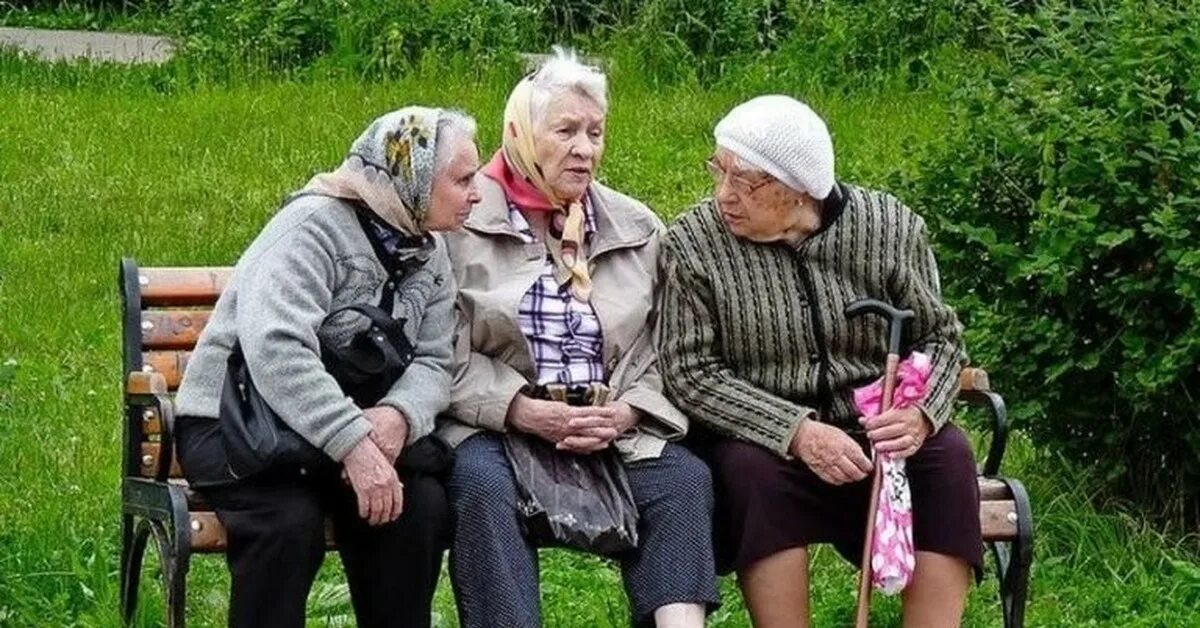 Бабушки тройничек. Бабушки на лавочке. Бабушки на скамейке. Бабки на лавке. Пенсионеры на лавочке.