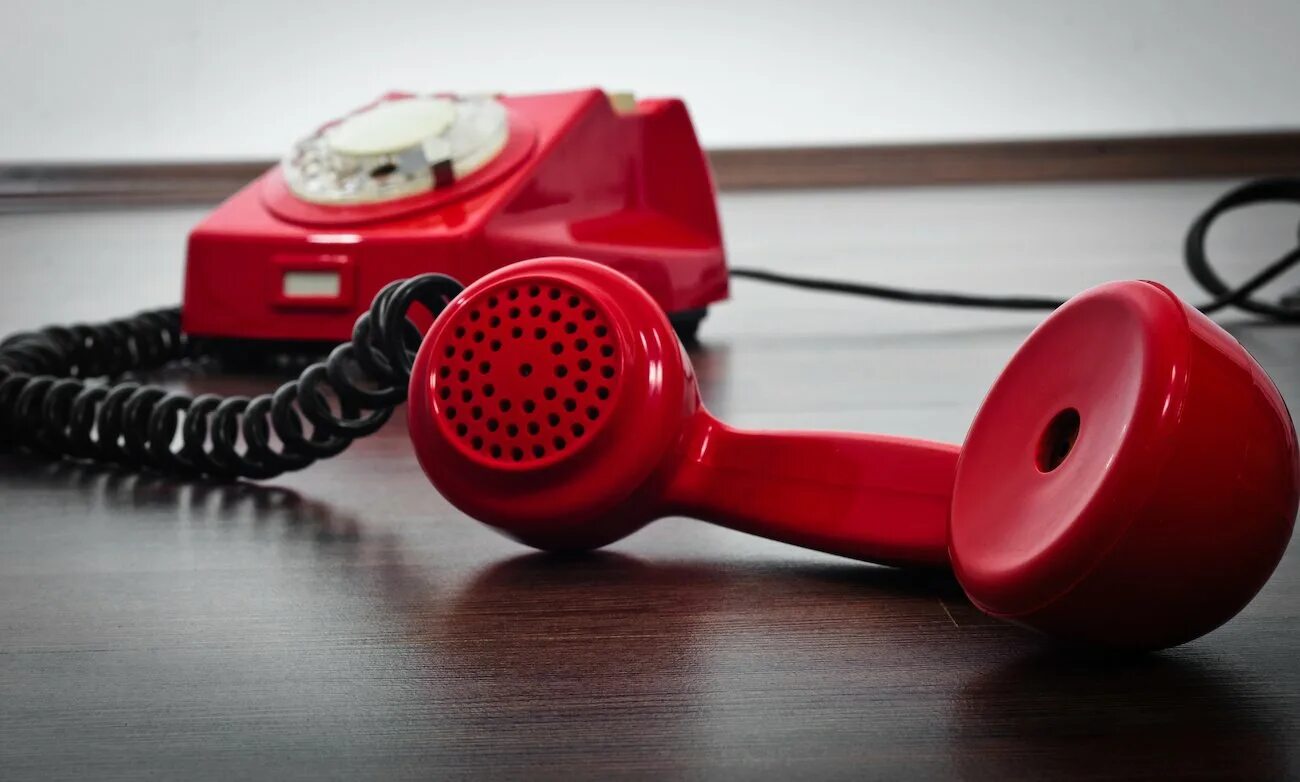 Почему гудки в телефоне. Красный телефон. Телефонный гудок. Гудки телефона. Красный гудки телефон.