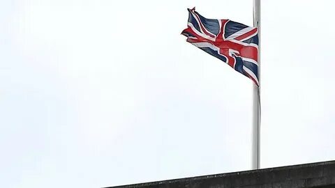 В великобритании приспущены