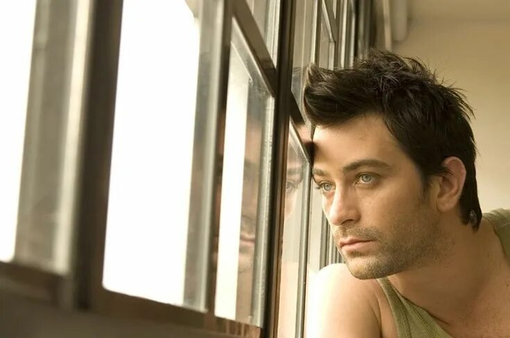 Levi Kreis biography. American vocalist, pianist and actor.