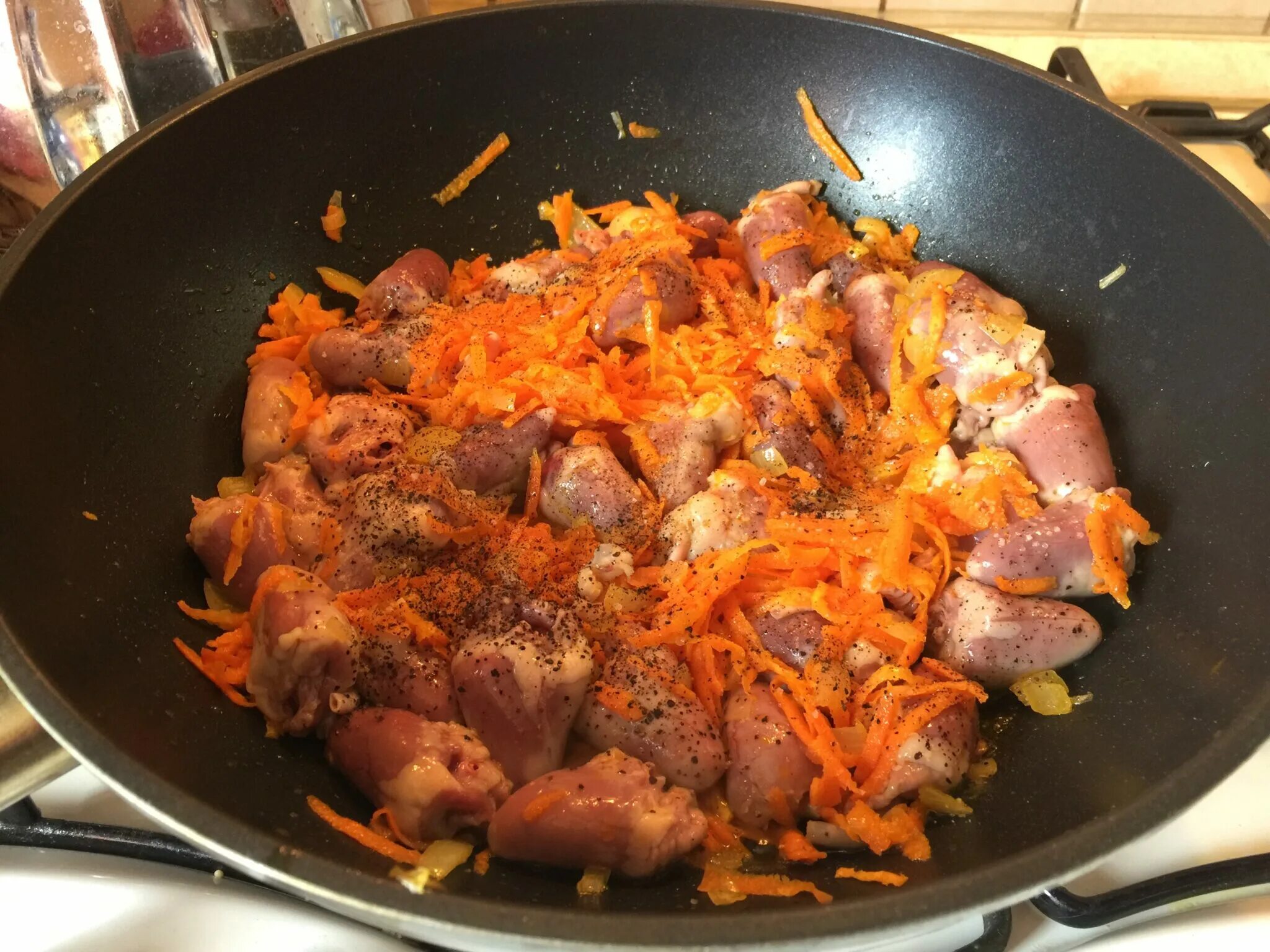 Как потушить сердечки. Сердечки тушеные. тушеная капуста с куриными сердечками. тушеная капуста с сердечками. вкусное тушеное сердце.