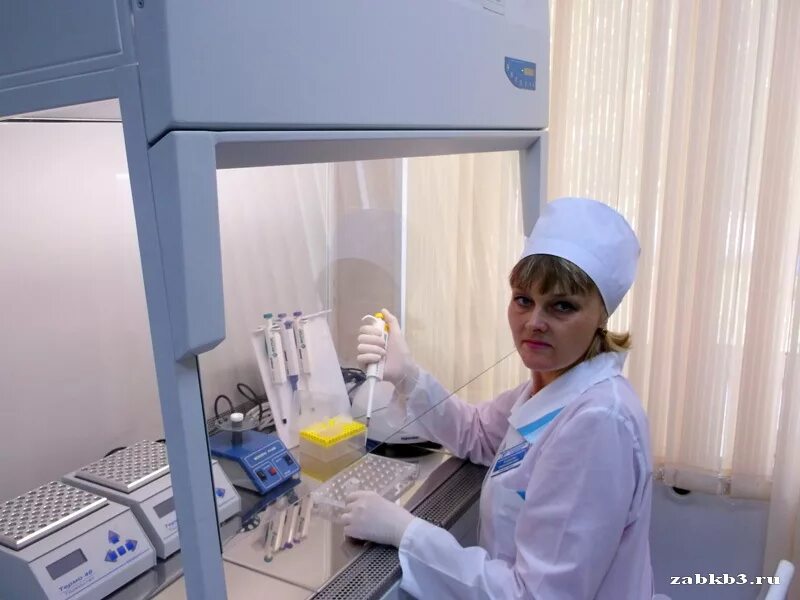 Работа на высшую категорию лаборанта кдл. Лаборант клинической лаборатории. лаборант кдл. фельдшер лаборант. лаборант в больнице.