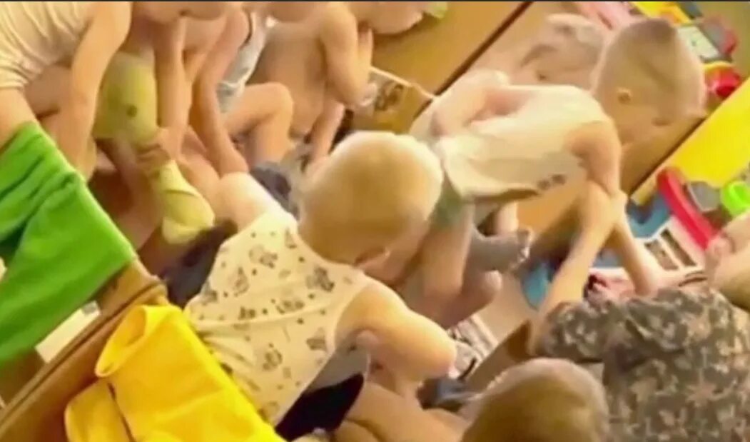 Избили ребенка в детском саду. Ребенок бывший воспитательницу. Избиение ребенка в детском саду. Воспитательницу в детском саду засняли. Ребёнок бьет воспитательницу в детском саду.