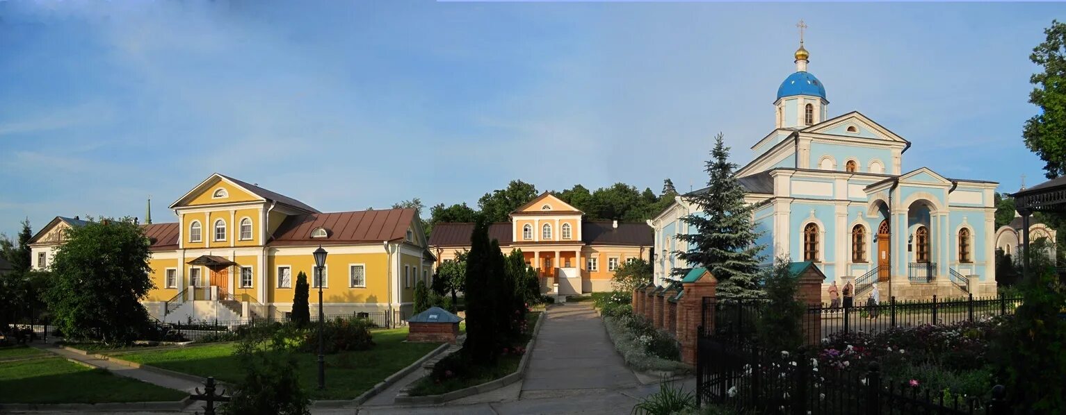 Оптина пустынь паломническая гостиница при монастыре. Монастырь в калужской области оптина пустынь. Оптина пустынь монастырь дом паломника. Оптина пустынь козельск. Калуга оптинский монастырь.