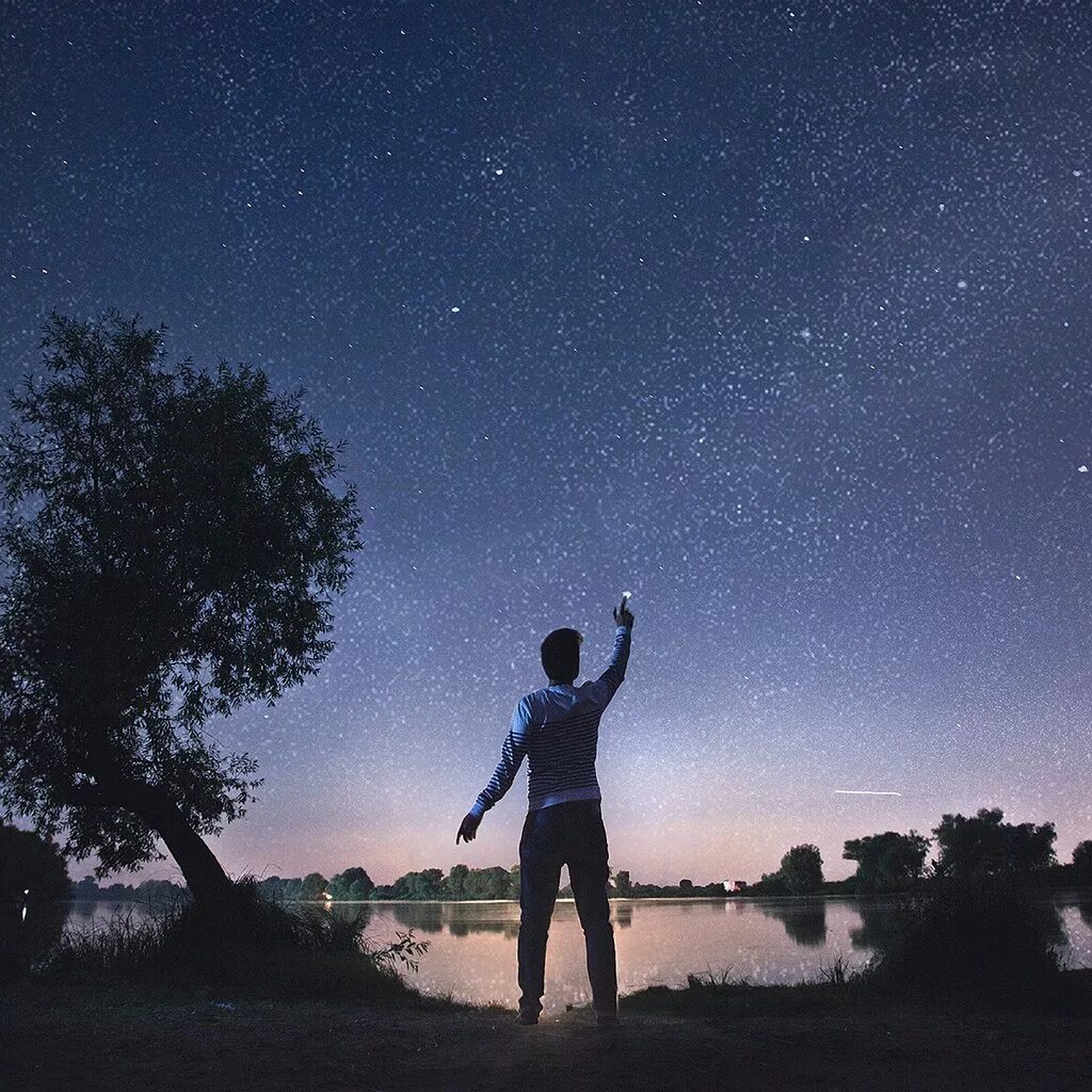 Ночью тянет есть. Тянется к звездам. Человек тянется к звездам. Парень и звездное небо. Мальчик и звездное небо.