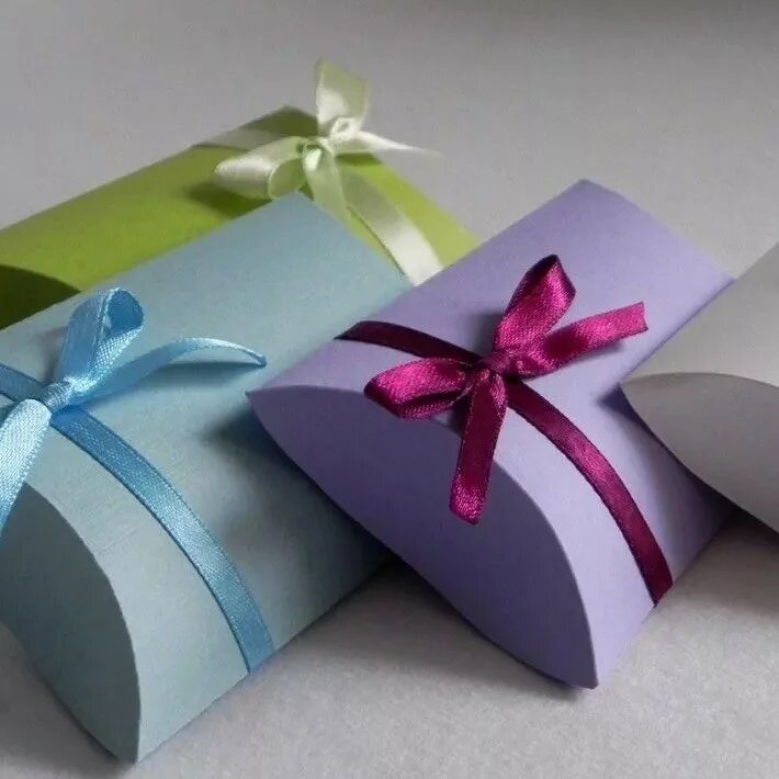 Коробка бонбоньерка. Коробочка бонбоньерка. Бонбоньерка пластиковая. Белые коробочки для подарков. Бонбоньерка dizayn.