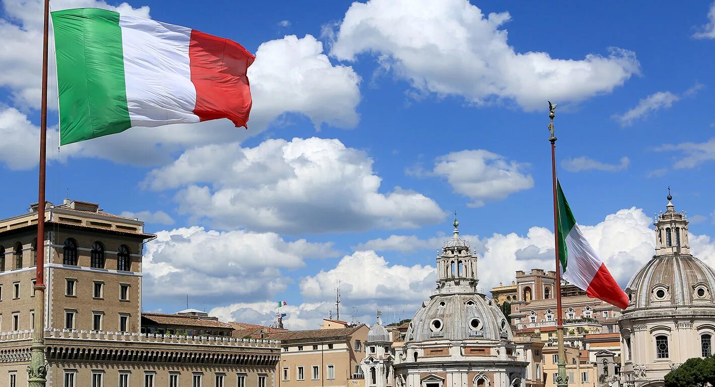 Италия столица флаг. Рим столица Италии флаг. Итальянец с флагом. Политика Италии.