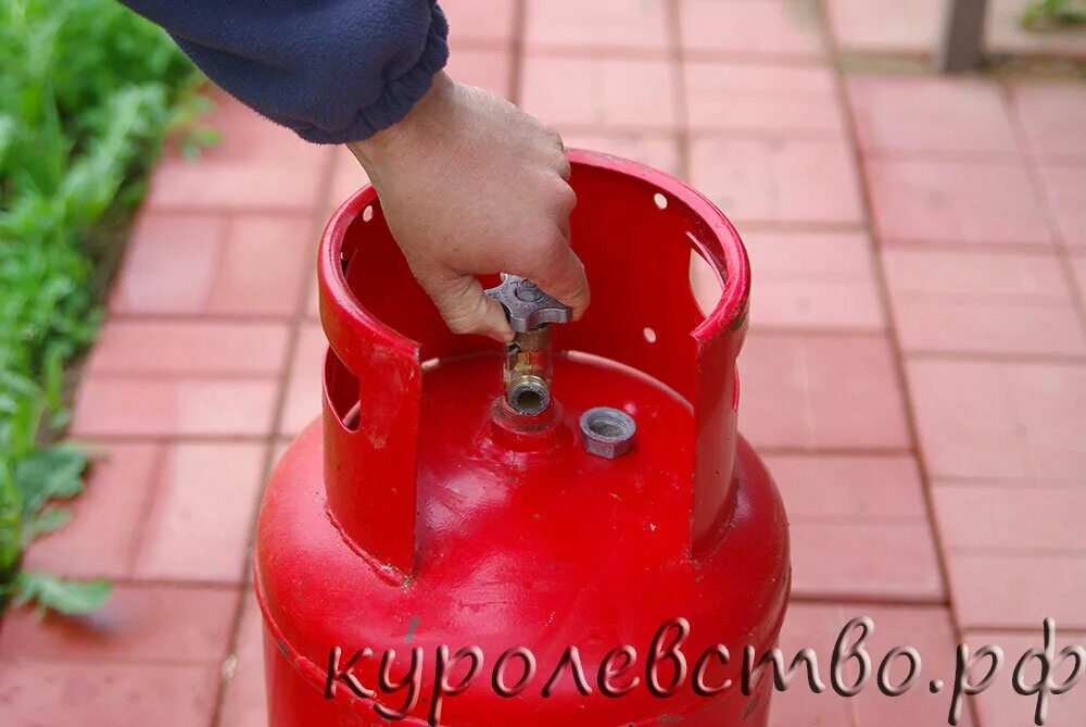 Слить конденсат из газового баллона. Слить конденсат из газового баллона. Слив баллонов. Сломанный газовый баллон. Слив конденсата из баллона.