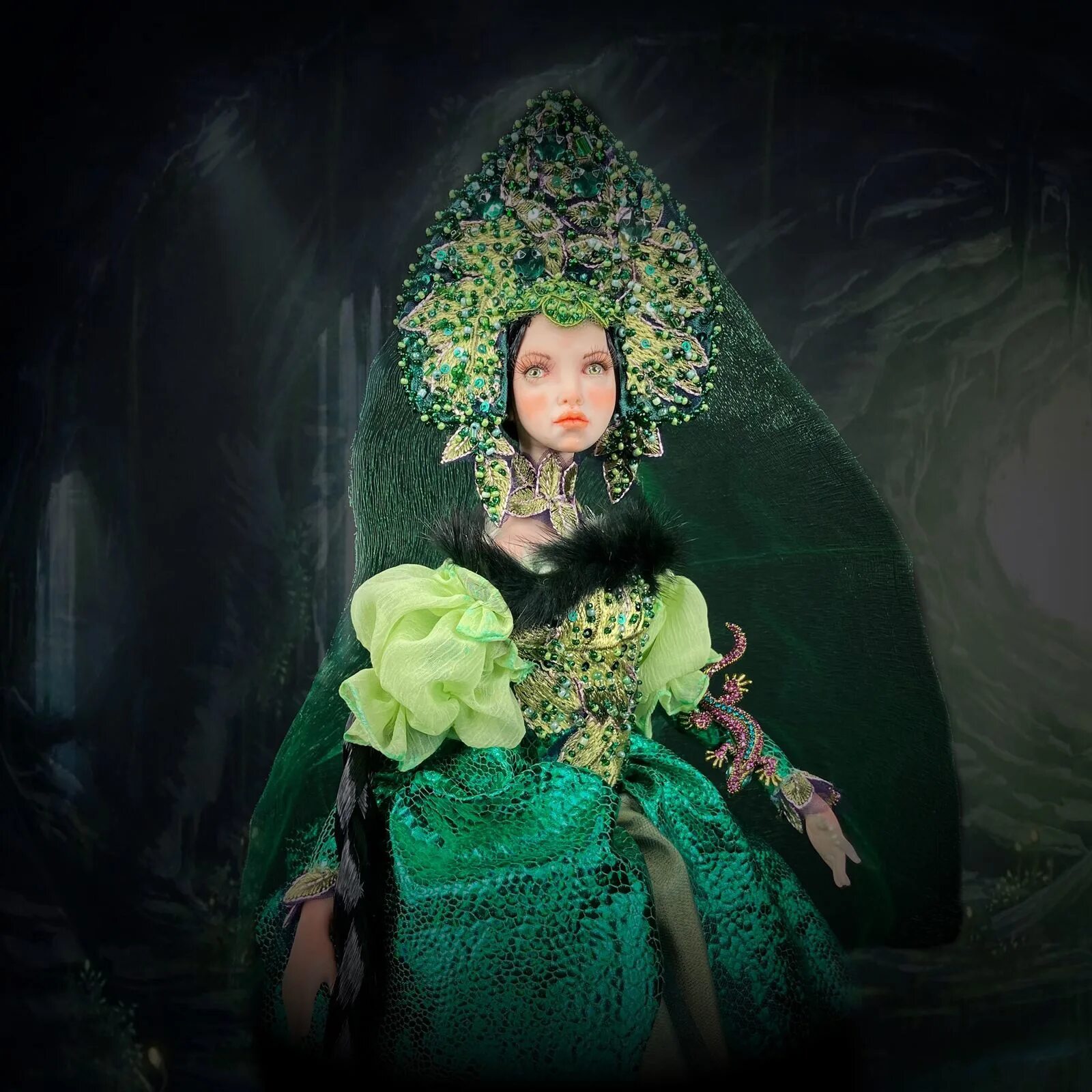 Хозяйка медной горы хозяйка медной горы. Бажов малахитовая шкатулка хозяйка медной горы. Хозяйка медной горы была. Платья хозяйки медной горы было расшито 2464 бусинками. Хозяйка медной горы назарук.