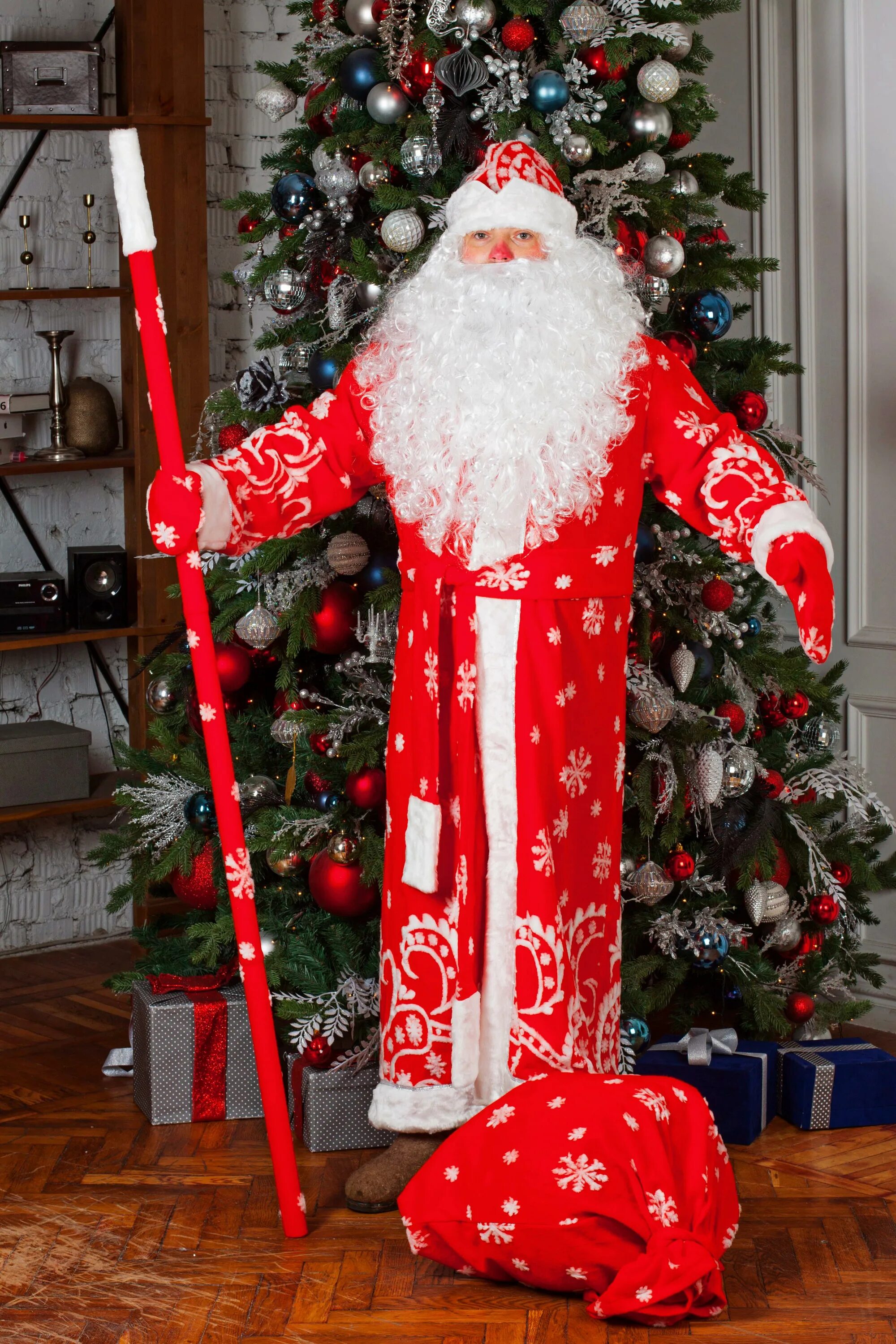 Настоящий дед мороз существует. Андрей балин дед мороз. Кост деда мороза царский. Трость деда мороза. Посох деда мороза с лунницей.