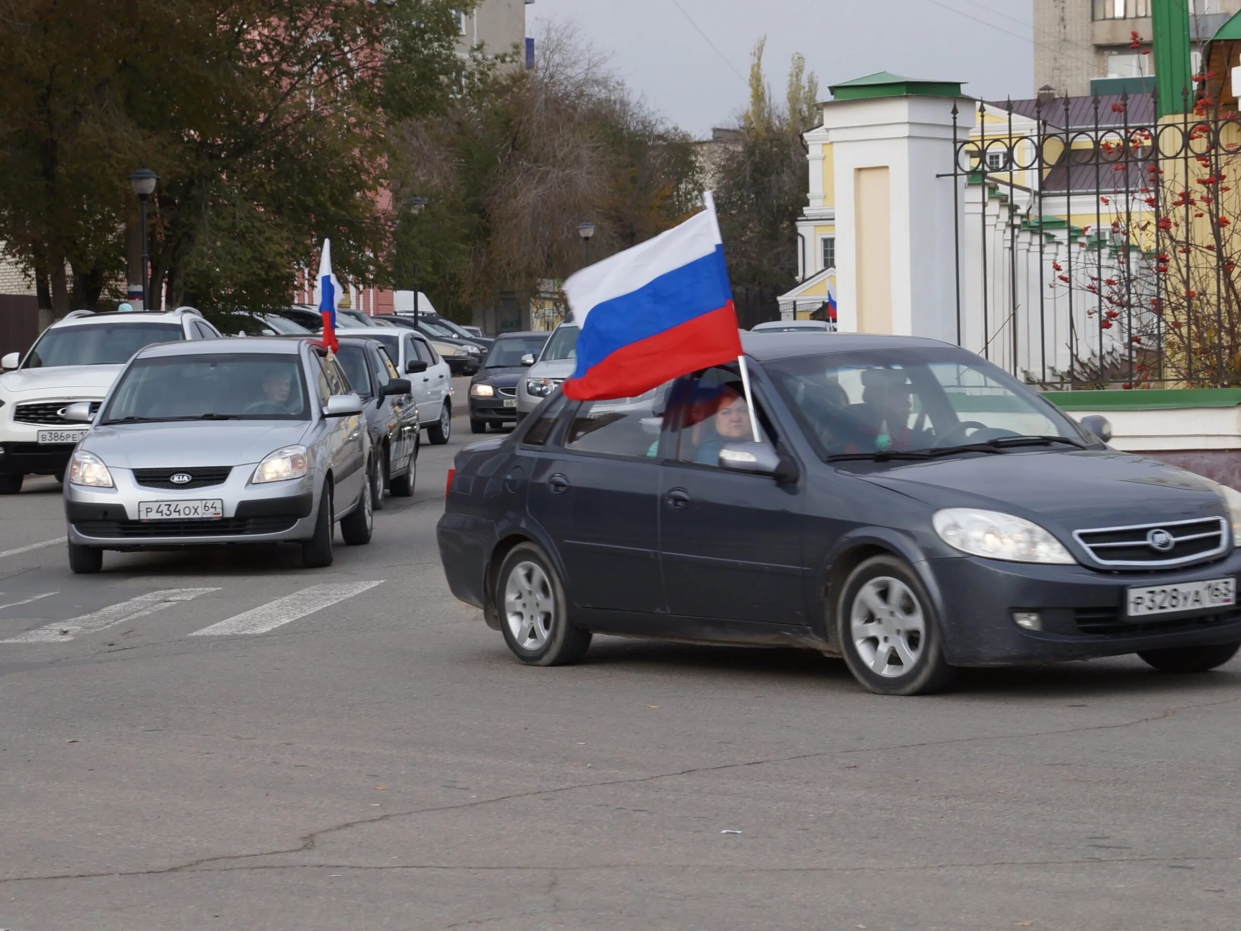 В международном автопробеге участвовало 350 машин. Вольск автопробег. Автопробег в Новосокольниках. Автопробег за наших в Урюпинске.