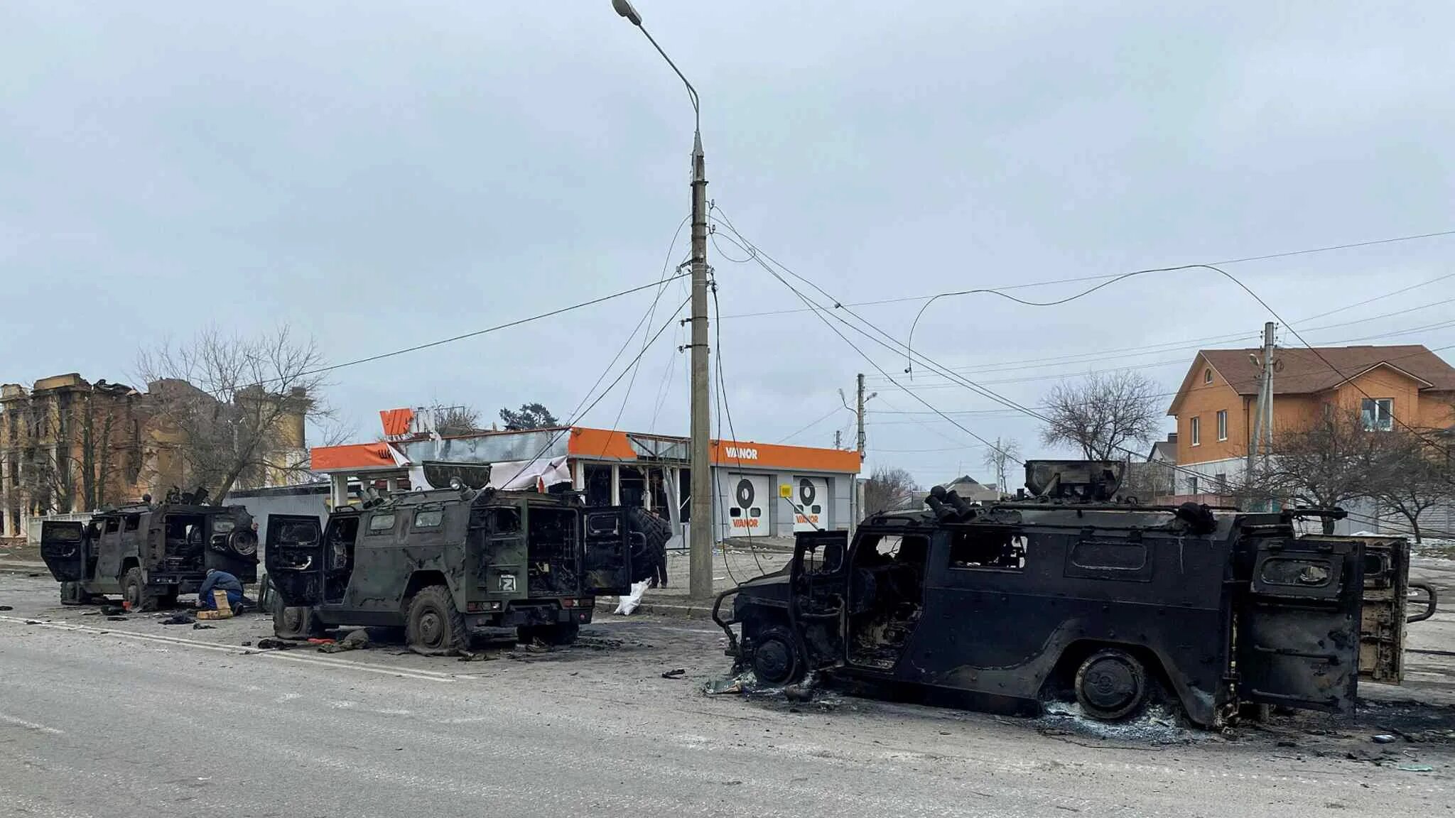 Уничтоженная российская техника. Бтр-4е подбитый. Разбитая бронетехника в буче. Гостомель разбитая колонна. Разгромили колонну российских войск.