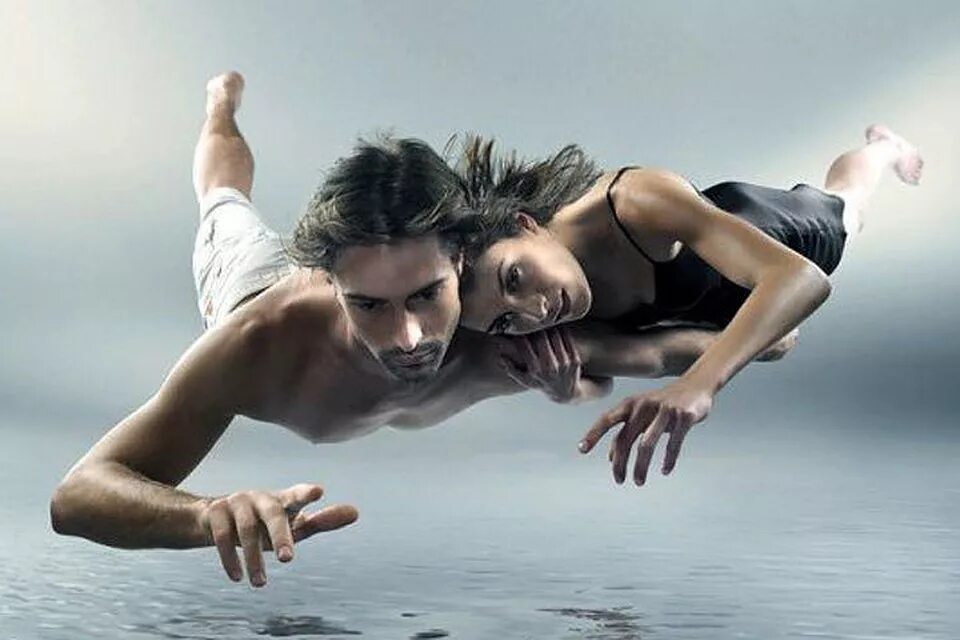 девушка на ветру. человек летит. влюбленные летят. свобода души. любовь в полете.