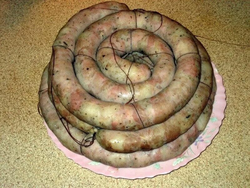 Домашняя колбаса. Домашняя колбаса из свинины. Домашняя колбаса из свинины в кишках.