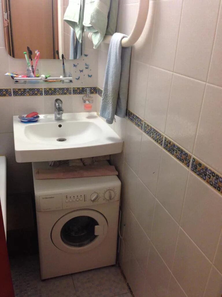 Розетка под стиральную машину в ванной. Розетки для стиралки и сушки. Розетка для стиральной машины. Розетка для стиралки под раковиной. Розетка для стиральной машины.