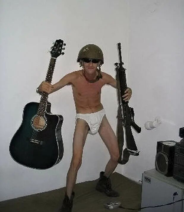 Автомат по продаже боярышника. Боярка 24 автомат. Аппарат с боярышником. Аппарат с боярышником. Гопник с пистолетом.