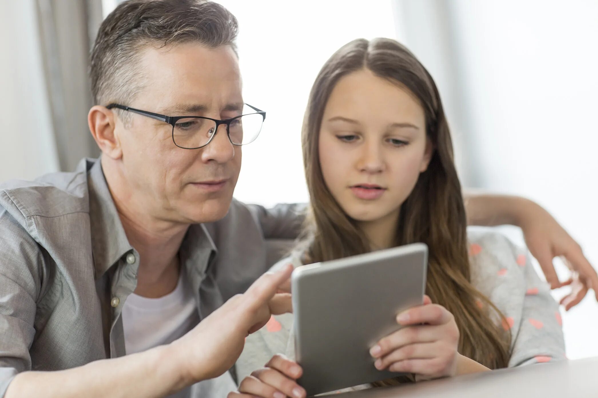 Отчим использует дочь. Родители и дети в цифровую эпоху. Father and daughter look at Notebook. Daughter Tablet. Папа использует дочь дляnodlemaqazine. Com.