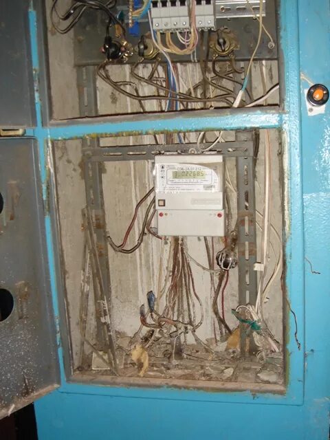 Заземление в хрущевке. Электрощит в хрущевке. Развод электрики в хрущевке 45м. Белые заземление. Заземление в электрощитке в подъезде.