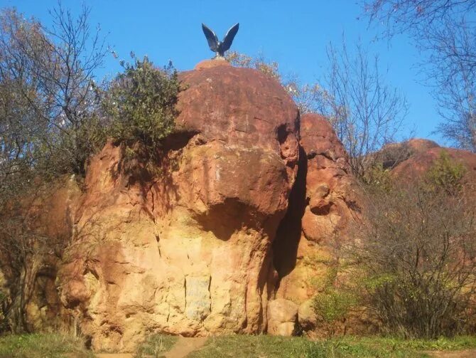 Кисловодский парк красные камни. Красные скалы Кисловодск. Курортный парк Кисловодск красные камни. Красные камни Кисловодск скальные. Камни ставропольского края