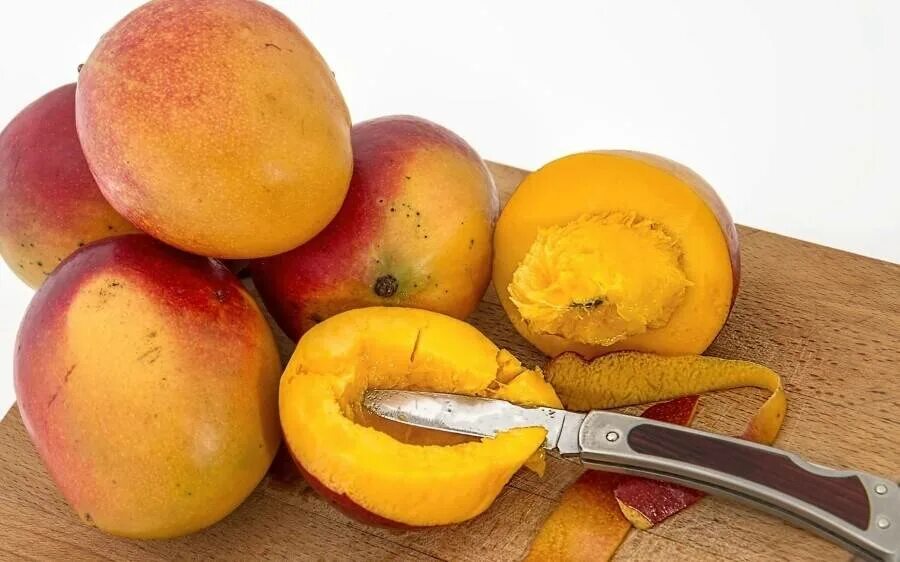 Манго (фрукт). Манго медовые фрукты. Полезные качества манго. Манго интересные факты о фрукте. Манго польза как едят