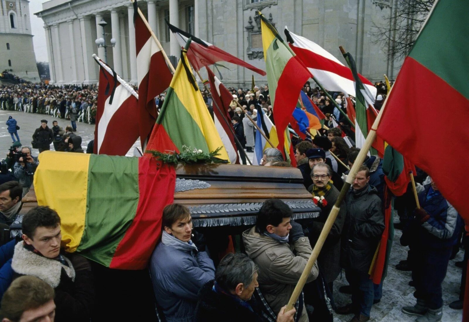 Литва предложила. Штурм телецентра в вильнюсе 1991. литва штурм 1991. литва 1991. литва январь 1991.
