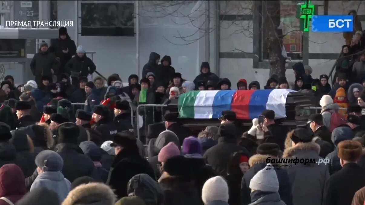 Поставил на колени девушку. Человек толпы. Человек толпы. По мнению моего мужа именно это ждёт. Много людей и одна девушка.