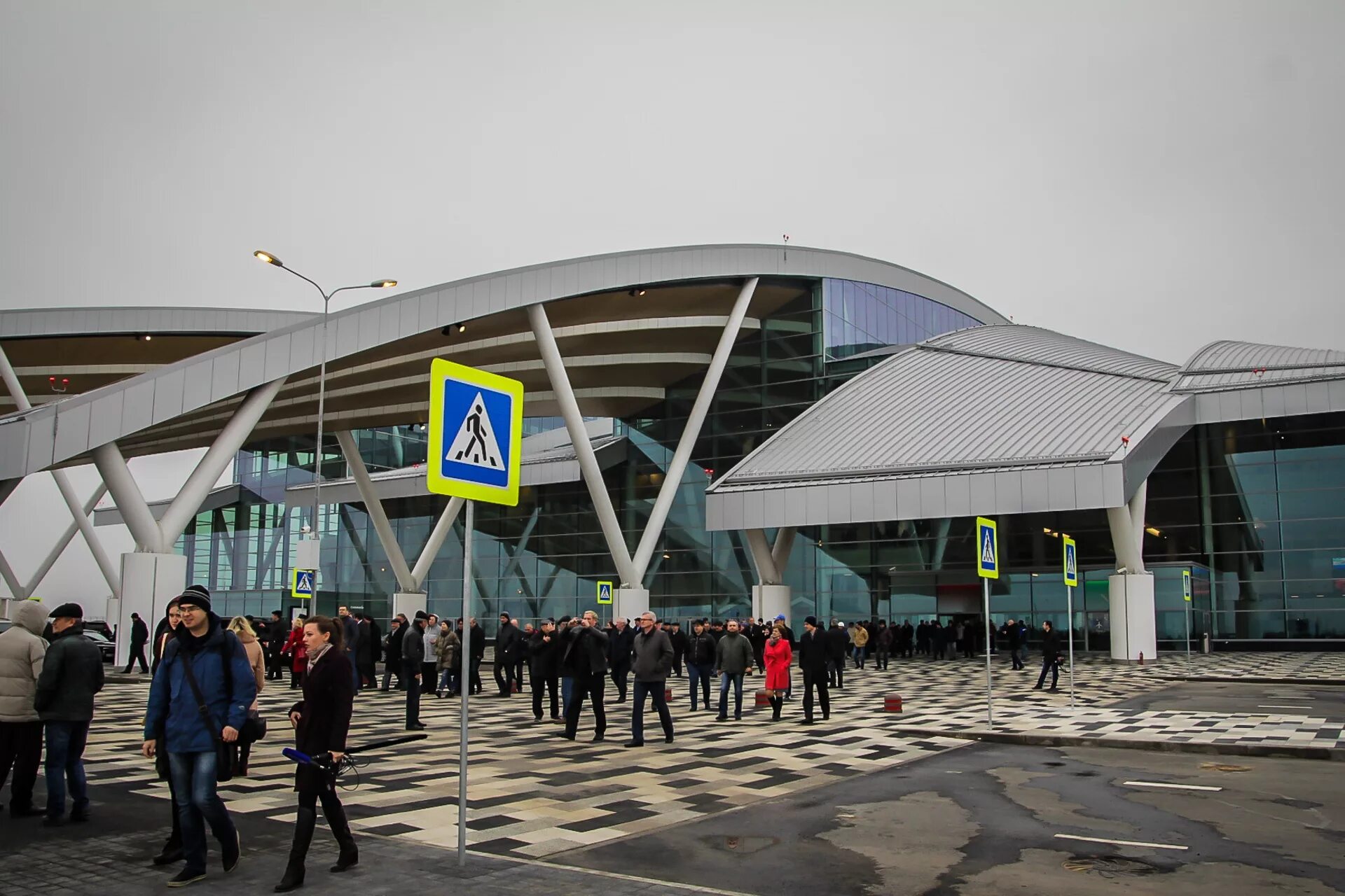 Платов топ. Аэропорт платов лето. аэропорт платов люди. аэропорт платов крыша. остановка на платов.