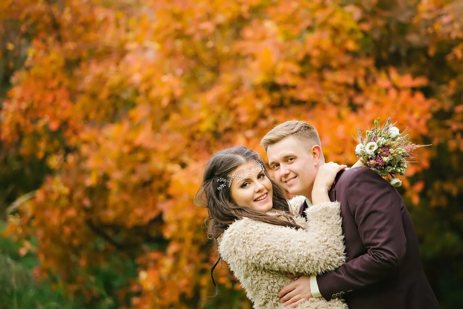 Свадебная прогулка в парке осень. Осенняя свадебная фотосессия в парке креативная. Свадебная съемка зимой на улице. Милграм владимир анна. Свадьба в царицыно зимой.