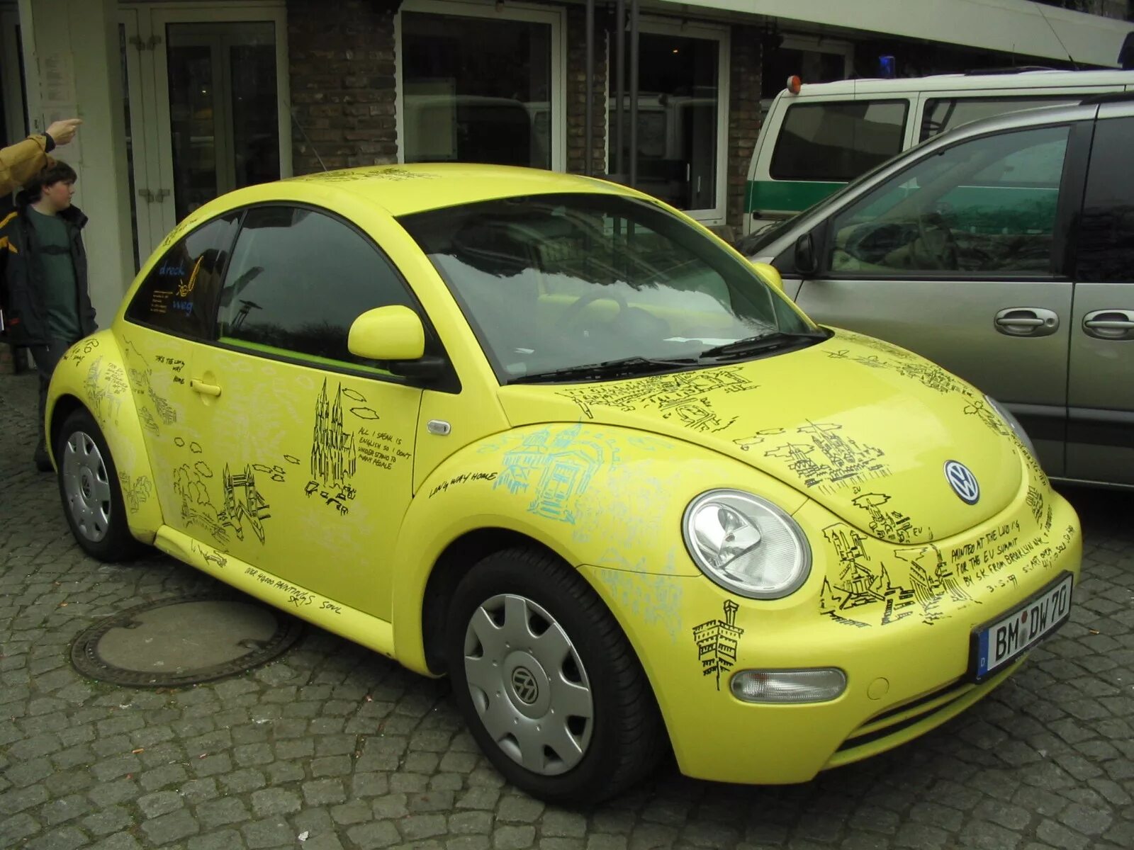 Фольксваген Битл желтый Жук. Beetle Volkswagen New желтый. Volkswagen New Beetle 2. Volkswagen New Beetle, 2.0 л., 2000 года. Volkswagen желтый