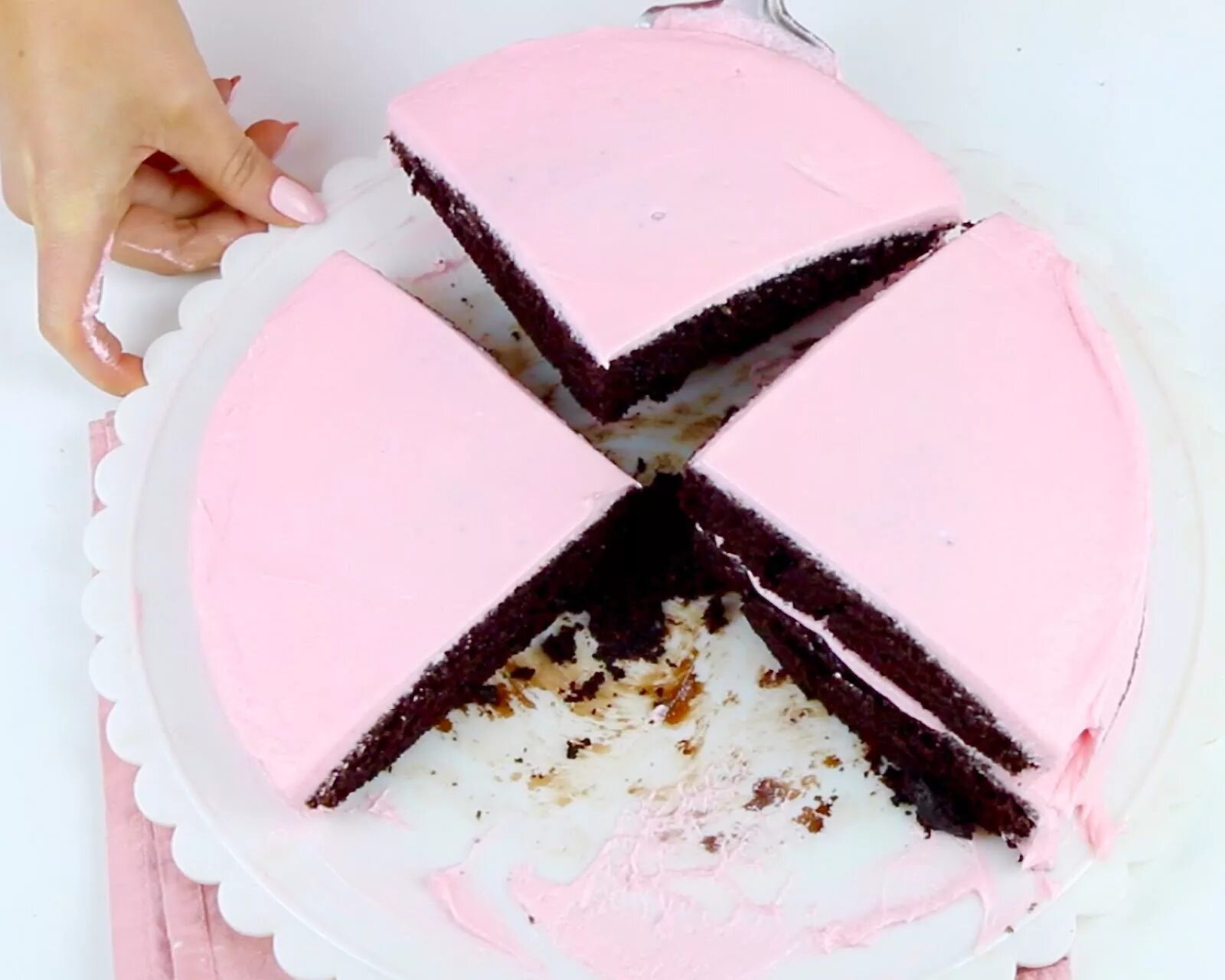 гранат разрезанный пополам. торт разрезанный пополам. способы разрезания торта. распилили торт пополам. торт с розовыми коржами.