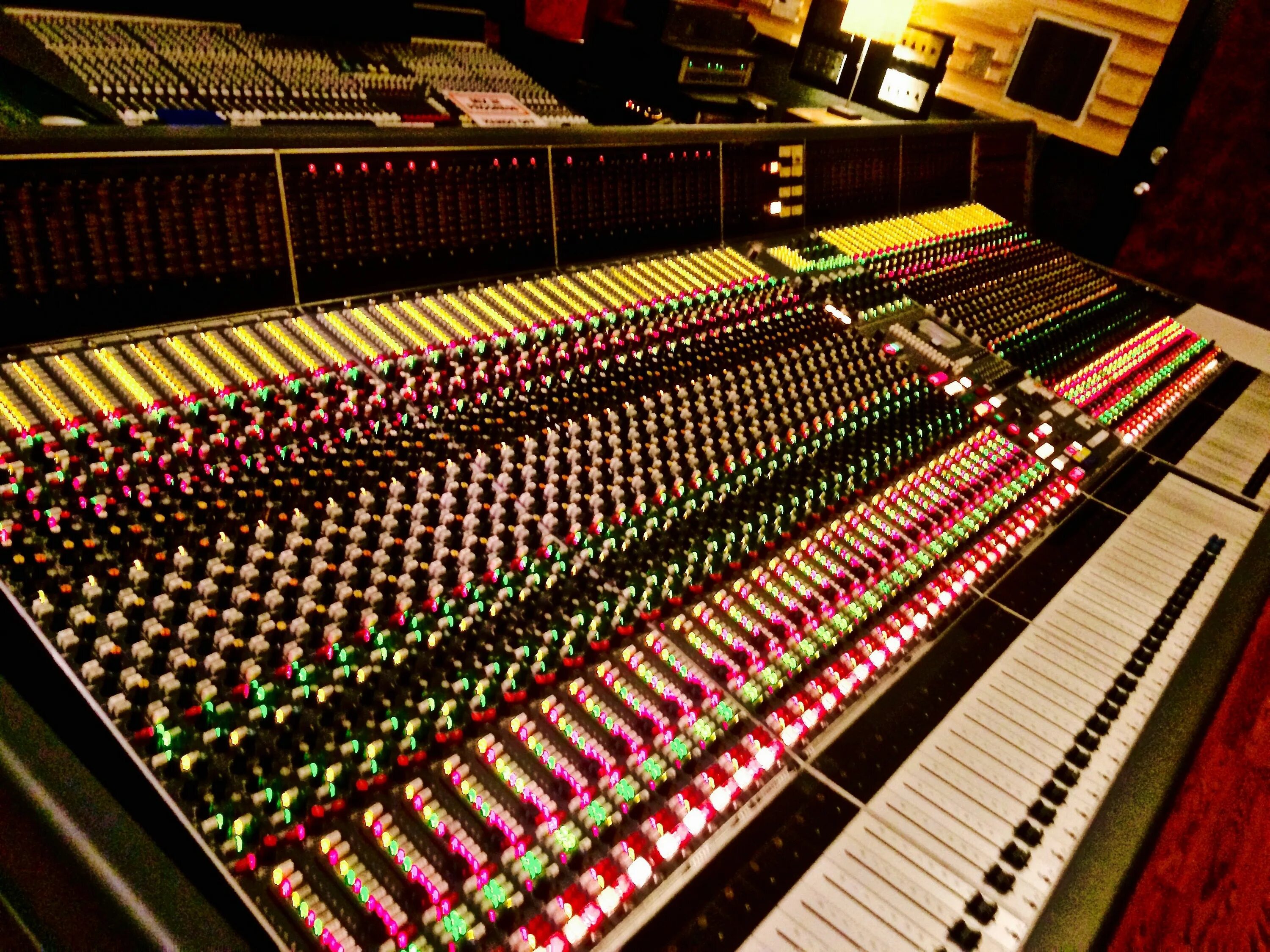 Mixing studio. Neve mixing console. диджейская студия. analog mixer console. mixing console studio.