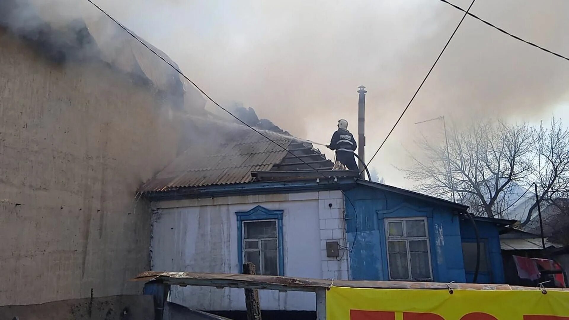 Пожар в Алматы вчера. Алматы горит здание. Фото с пожаров в городе Алматы. Алматы пожар квартиры.