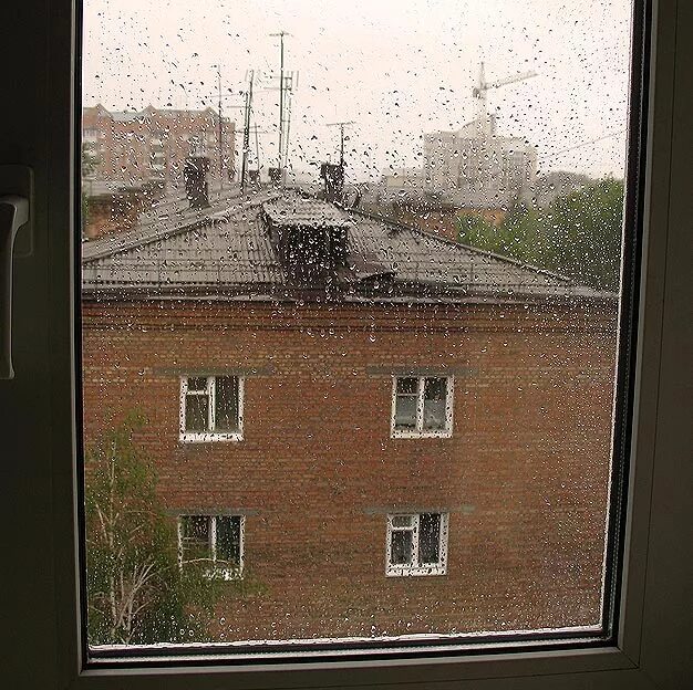 Мокрая крыша. Дождь по крыше. Дождь стучит по крышам. Дом дождик по крыше. Капель стучит по крышам