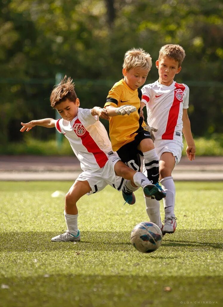 Футбол дети. Малыши на поле футбол. They play football after school. Дети футбол в парк. Юные футболисты.