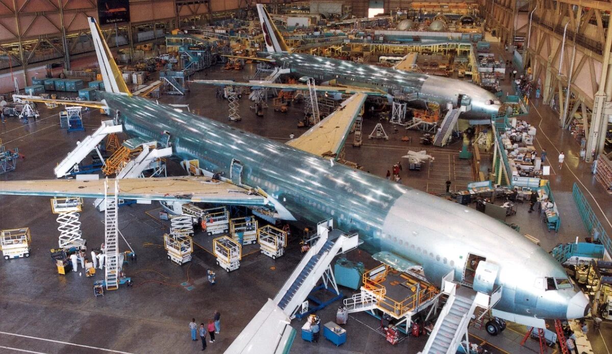 Л-410 самолет. Авиастроительный завод «авиастар-сп». Аэробус франция завод. Завод боинг 747. Сборочный цех boeing 777.