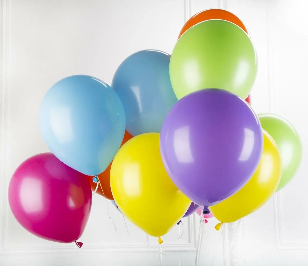 Воздушные шары с гелием доставка шаров. Воздушный шарик. Разноцветные воздушные шары. Разноцветные шары гелиевые. Яркие воздушные шары.