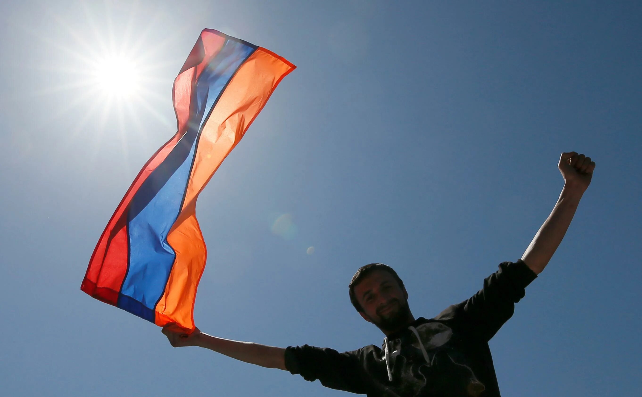 Армяне держат пост. Флаг Армении. Парни с флагом Армении. Армяне флаг. Мужик с армянским флагом.