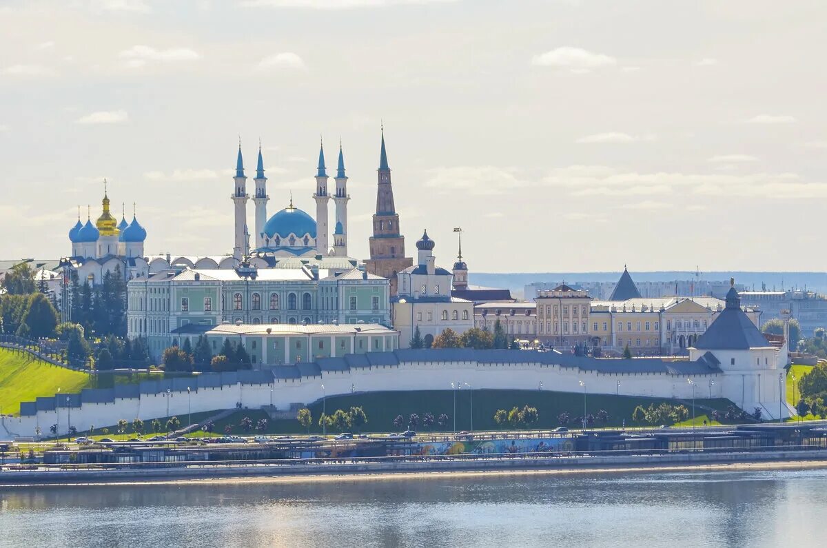 Дворец землевладельцев в казани. Центр казани кремль. Кремль казань чб. Импортом казань. Казан сити.