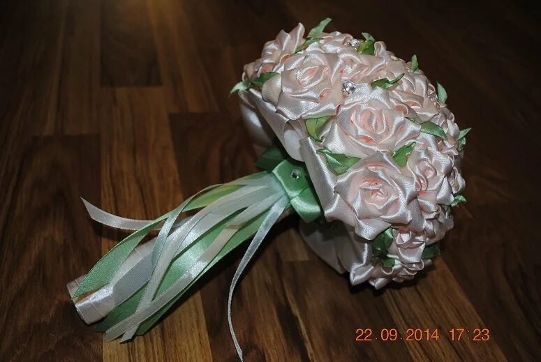 Букет на свадьбу из атласных лент. Как упаковать атласные розы. Красный цветок из лент. Как упаковать атласные розы. Букет из ленточных роз.