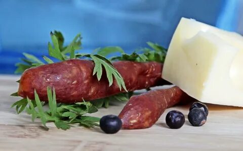 Копченая колбаса с овощами