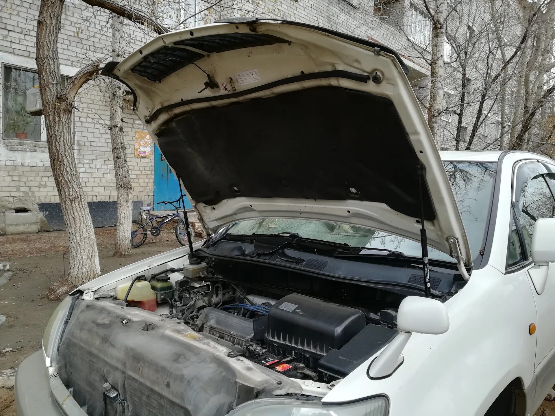 Подъем капота. Упор капота Toyota Harrier. ГАЗ упоры капота Харриер 10 кузов. Упоры капота от ВАЗ-2110. Toyota Harrier Hybrid газовый упор капота.