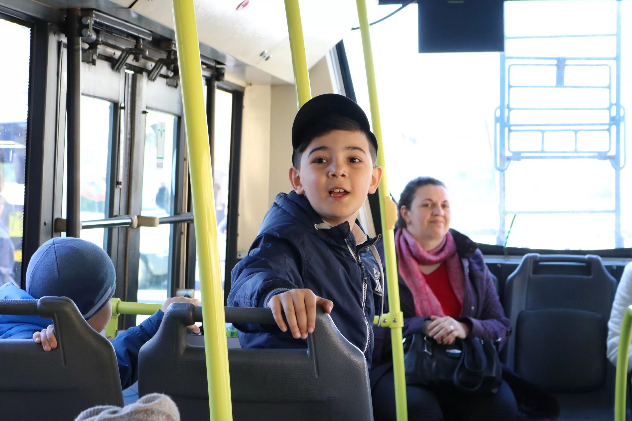 Проезд детей в россию. Автобус для детей. Общественный транспорт для детей. Школьники в автобусе. Подростки в автобусе.