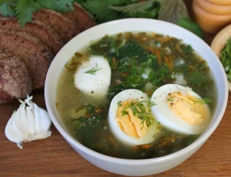 щи. зелёный борщ с щавелем. ингредиенты для борща. зелёный борщ с щавелем и яйцом. набор продуктов для готовки.