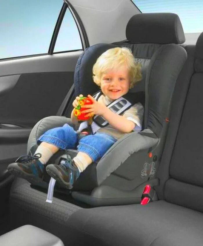 Можно ли возить детей без кресел. Кресло машины. Детский кресло для автомобиля. Ребенок в детском автокресле. Ребенок в автокресле в машине.