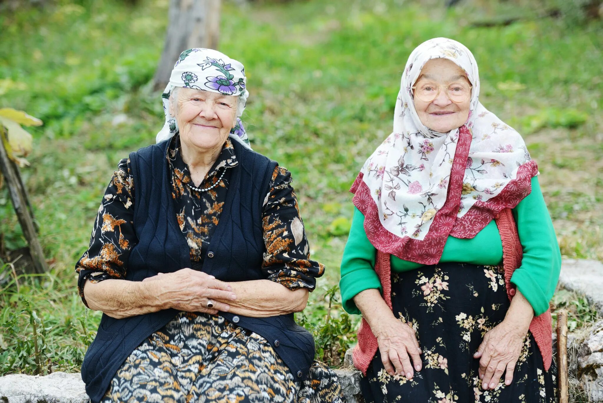 Пожилая женщина. Пожилая женщина в платке. Мусульманская бабушка. Бабушка мусульманка.