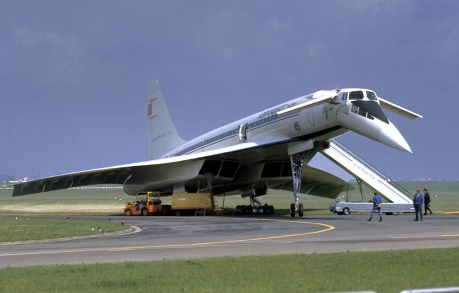 Ту-144 сверхзвуковой самолёт. Ту сверхзвуковой пассажирский самолёт ту-144. Советский Конкорд ту-144. Реактивный пассажирский самолет ту 144.