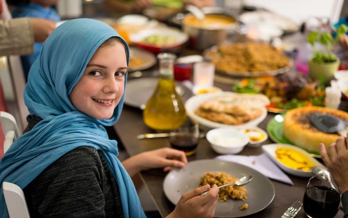 В рамадан едят мясо. Мусульманское гостеприимство. Ифтар. Семейный ифтар. Ифтар для женщин.
