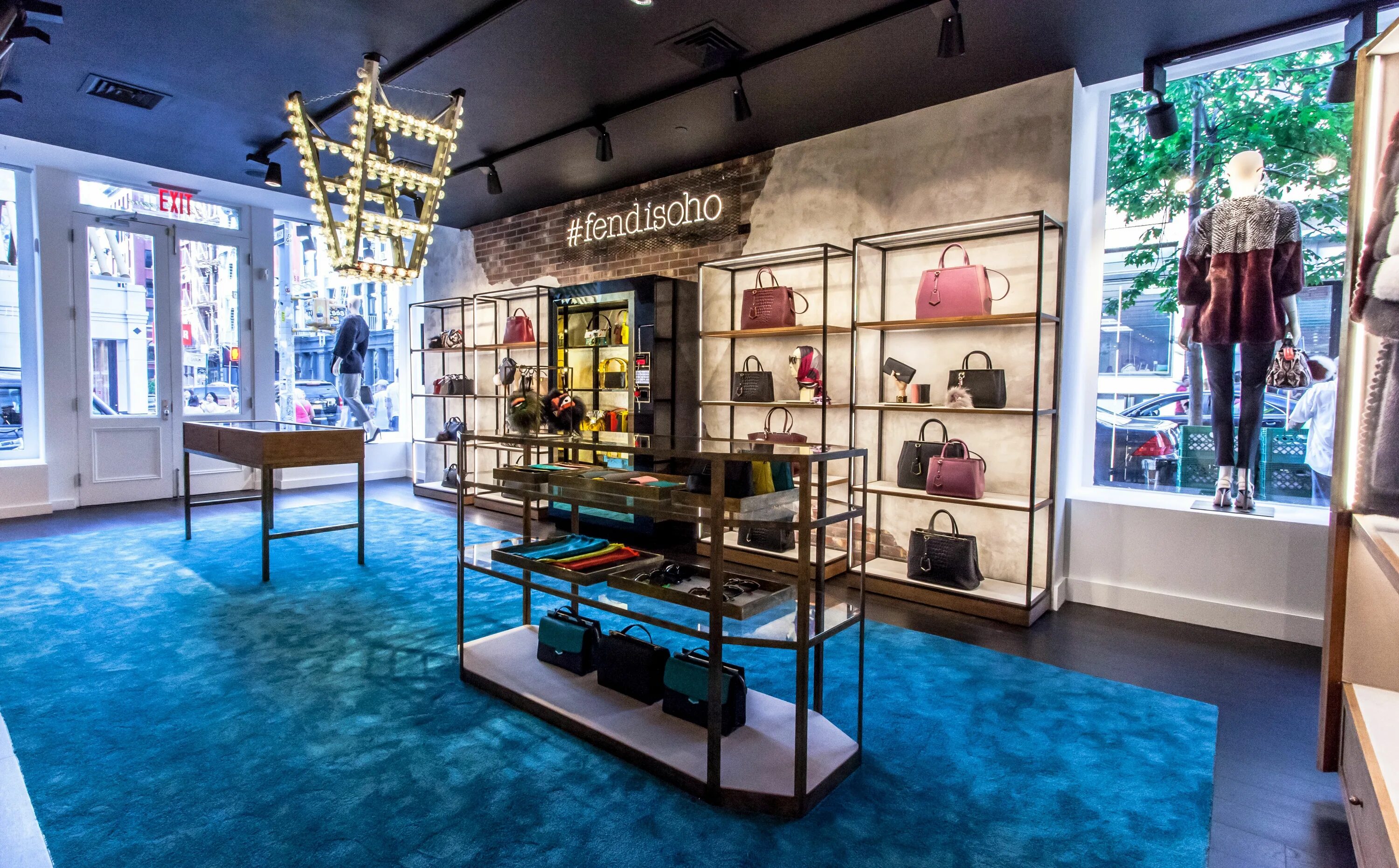 Seen shop. Pop up Store дизайнерские решения. Fendi поп ап. Мультибрендовый popupstore. Дизайн магазина Сохо фото.