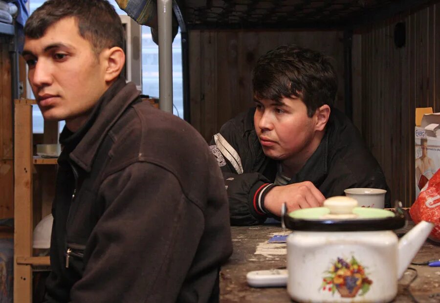 Гастарбайтер 3. Гастарбайтер фильм. фильм гастарбайтер 2010. 3 гастарбайтера. гастарбайтеры картинки.