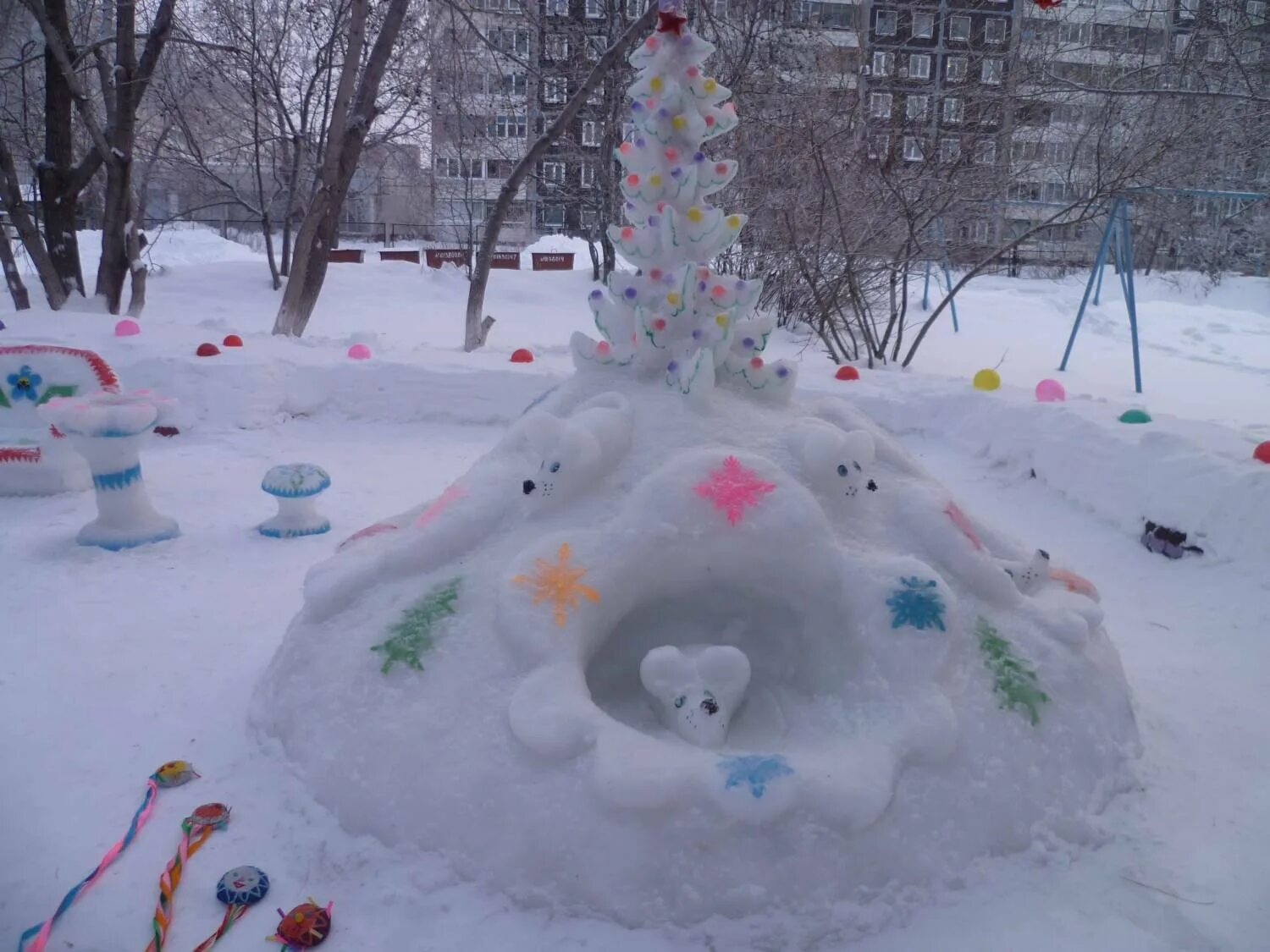 Постройки из снега. Зимние постройки на участке. Фигуры из снега в детском саду. Постройки из снега для детей. Снежные постройки в детском саду.